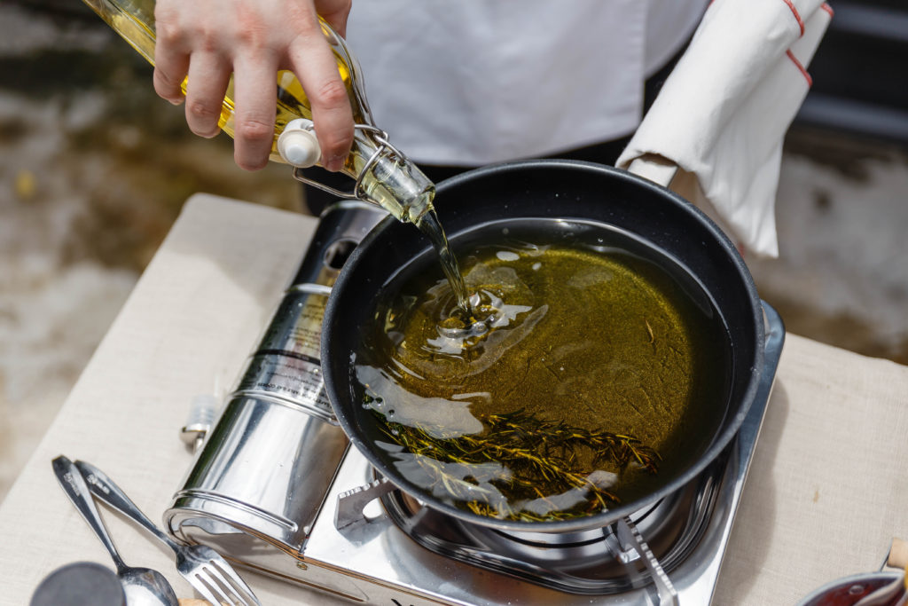 оливковое масло на сковороде