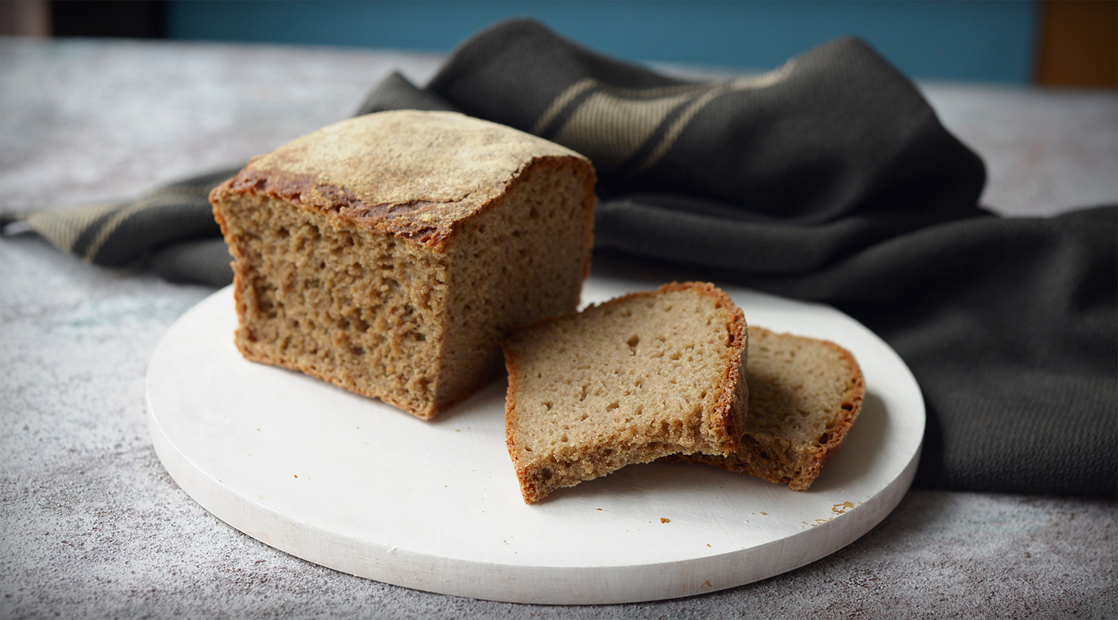 Рецепт постного хлеба в духовке в домашних. Постный хлеб. Постный хлеб в духовке. Хлеб с кориандром. Серый постный хлеб.
